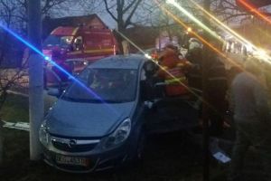 ACCIDENT pe 6 Vânători, între un autoturism şi o cisternă cu motorină. Femeie prinsă între fiarele maşinii (FOTO)