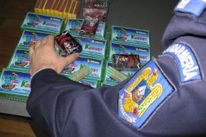Peste 2.500 de petarde şi artificii au fost confiscate de poliţişti