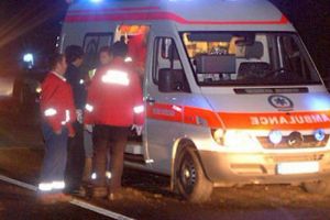 ACCIDENT GRAV! Un şofer a intrat cu maşina într-o staţie de autobuz. O mamă şi fiica ei au fost RĂNITE