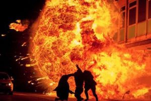 EXPLOZIE în faţa unei secţii de poliţie! Autorităţile fac cercetări 