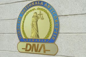 Un fost director al OJFIR Alba, un medic veterinar şi un fermier din Ighiu, trimişi în judecată de DNA pentru infracţiuni de corupţie