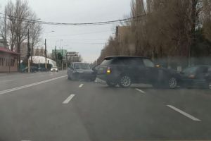 Accident in lant in statiunea Mamaia. Trei masini, printre care si una de lux, implicate. Cum se circula in zona (galerie foto+video)    