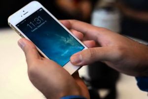 Scandalul telefoanelor încetinite: Apple riscă o pagubă de 999 miliarde de dolari