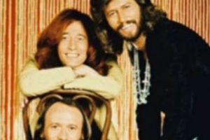 Beatles-ul Ringo Starr şi Barry Gibb de la Bee Gees făcuţi cavaleri de Regina Elisabeta a-II-a