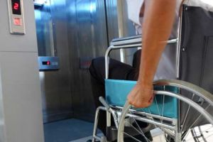 Daţi un leu pentru sorbonei! O facultate din Oradea a făcut bal caritabil pentru un lift pe care trebuia să îl asigure prin lege