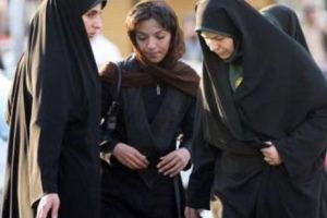 Licăr de SPERANȚĂ pentru FEMEILE iraniene. Poliţia din TEHERAN relaxează codul vestimentar