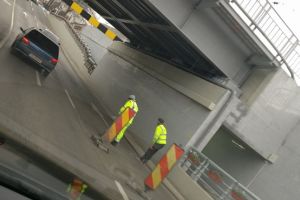 Muncitori la Pasajul Jiul. Se fac ultimele finisaje, ca sa se poata face receptia