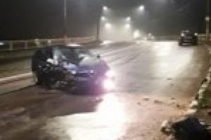 Pentru ca nu era suficient de beat s-a dus sa mai cumpere bautura, dar a intrat intr-un stalp