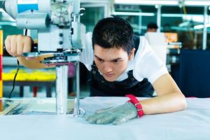 Bursă lunară de 200 de lei şi în anul şcolar 2018-2019 pentru elevii din învăţământul profesional