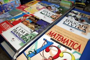 Prima tranşă de manuale pentru clasa a V-a ajunge în şcoli până pe 11 octombrie, însă ...
