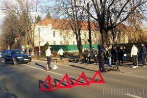 Accident lângă Universitate: O biciclistă a ajuns în comă la spital, după ce a fost luată pe capotă de un BMW