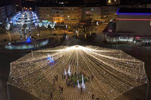 Piata Civica din Tulcea inundata de lumina. Un DJ va asigura petrecerea de Revelion 2018! (galerie foto)