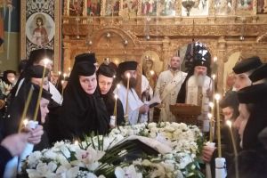Stareţa Mănăstirii Cormaia, condusă pe ultimul drum. IPS Andrei, la înmormântare (FOTO)
