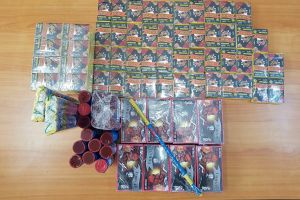 Dosar penal pe numele unui tânăr din Alba Iulia, în autoturismul căruia poliţiştii au găsit aproape 6.000 de articole pirotehnice