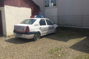 Doi adolescenţi acuzaţi că au distrus cauciucurile maşinii de poliţie din Șcheia au ajuns ...