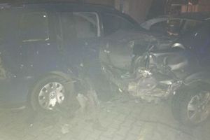 FOTO. Accident la Șugag: Două autoturisme parcate regulamentar în faţa unei pensiuni, avariate de o altă maşină