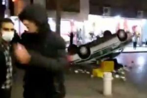 VIOLENȚE pe străzile Iranului! Oamenii au dărâmat panouri cu chipul liderului şi strigă: „Moarte lui Khamenei” - VIDEO