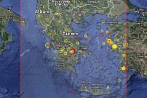 Panica. Oameni in strada. Cutremur de suprafata, in Grecia, acum cateva minute. Zona este plina de romani aflati in vacanta 