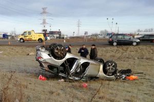 FOTO-ULTIMĂ ORĂ: ALERTĂ la marginea Focşaniului! Un Opel a rupt o ţeavă de gaze şi s-a răsturant pe câmp