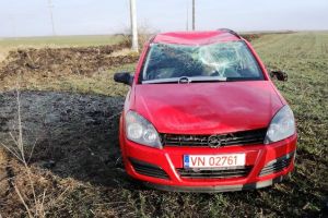 FOTO-ULTIMĂ ORĂ: Curbă blestemată! Un Opel a ieşit în decor pe Șoseaua Vrancei
