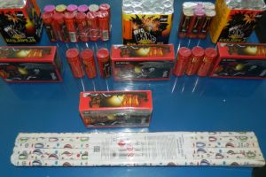 Tineri surprinsi in timp ce vindeau materiale pirotehnice in zona Garii din Constanta. Marfa a fost confiscata