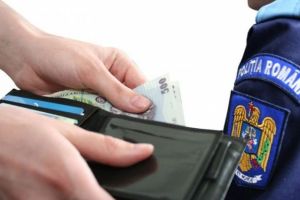 Tupeu incredibil. A vrut să mituiască poliţiştii după ce era să-i lovească