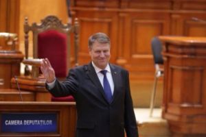 IOHANNIS aplaudă PROTESTELE #REZIST în mesajul de Anul Nou