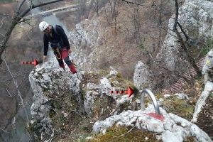 Atenţie, turişti! Hoţii au furat iar cablul de la Via Ferrata din Vadu Crişului (FOTO)