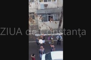 Colinde la final de an in Constanta. Strazile orasului brazdate de cete de colindatori (video) 