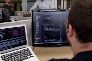 Măsuri pentru menţinerea statutului fiscal special pentru angajaţi din domeniul IT, cercetare-dezvoltare