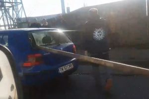 Sofer la un pas de moarte dupa ce o balustrada i-a trecut prin masina in urma unui accident