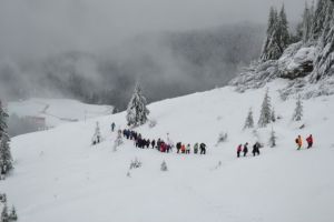 Peripeţii de Anul Nou: 150 de turişti, blocaţi pe platoul Bucegi, după ce telecabina a fost oprită din cauza vântului puternic