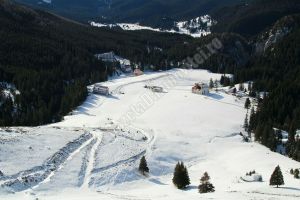 O parte din turiştii blocaţi pe munte coboară pe drumul închis. Alţii sunt coborâţi de autorităţi pe Moroeni