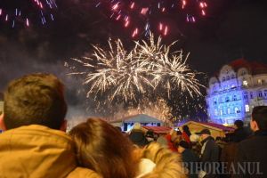 Cu focuri de artificii: Mii de orădeni au sărbătorit trecerea între ani în centrul Oradiei (FOTO)