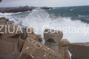 Valurile fac spectacol in Portul Constanta. Judetul Constanta este sub cod galben de vant puternic