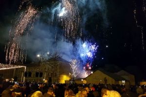 FOTO, VIDEO. Revelion Epic 2017 – 2018: Peste 2.000 de albaiulieni au petrecut noaptea dintre ani în Piaţa Cetăţii