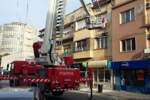 FOTO. Atenţie, pericol! În centrul oraşului cade tencuiala. Pompierii au intervenit