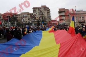 În noaptea de Anul Nou ROMÂNII şi MOLDOVENII au UNIT cele două ŢĂRI printr-un steag de 100 de metri