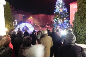 FOTO: Revelion 2018 – Cugir: Sute de localnici au ieşit în stradă pentru a marca trecerea dintre ani. Focuri de artificii, şampanie, lampioane şi multe petarde