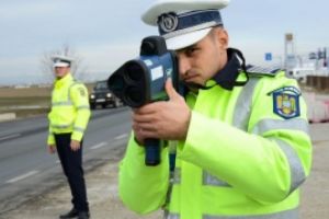 Poliţiştii au făcut PRĂPĂD în noaptea de Revelion: a plouat cu amenzi şi carnete reţinute
