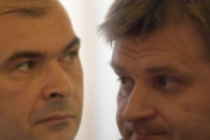 Taxele duble pentru parcările din Caransebeş, subiect de dispută în Consiliul Local! „Dacă şoferii îşi permit să vină până în buricul târgului, atunci să plătească!”