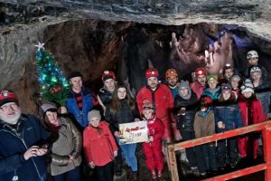 Un grup de speologi, alături de familiile lor, au petrecut noaptea dintre ani în Gheţarul de la Scărişoara – FOTO