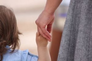 Atentie, parinti! Salariul minim brut s-a facut 1.900 de lei. De ce nu se majoreaza si indemnizatia minima la 1.600. Iata explicatia