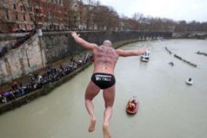 Roma: Traditia sariturii in apele Tibrului, respectata si anul acesta