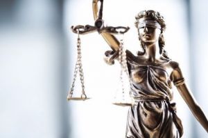 CELE MAI COMICE momente din sălile de judecată. Bonus: Ce au SCRIS judecătorii într-o motivare, despre CHILOȚI