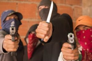 Jafurile ARMATE şi actele de VIOLENȚĂ au devenit un fapt banal pe străzile unei capitale, din cauza CRIZEI economice