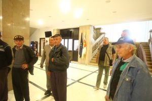 Localnici din Darova – la prefectura. Oamenii spun ca nu-si primesc titlurile de proprietate