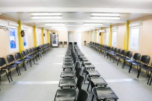 Soluţie temporară: Până la finalizarea lucrărilor la noul terminal, pasagerii de pe Aeroportul Oradea au un salon de staţionare