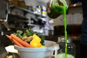 Detoxifierea, o MINCIUNĂ PERICULOASĂ! Ce ce CHINURI îţi supui TRUPUL. Medic: „Rinichii, ficatul şi plămânii”