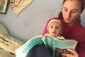 Mamă la 13 ani. Fetiţa a născut acasă, sub privirile fratelui ei mai mic